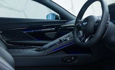 Aston Martin DB12 V8 13