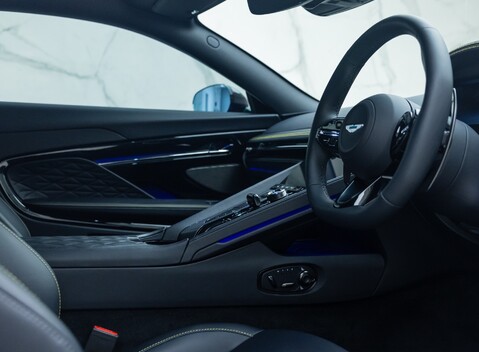 Aston Martin DB12 V8 13