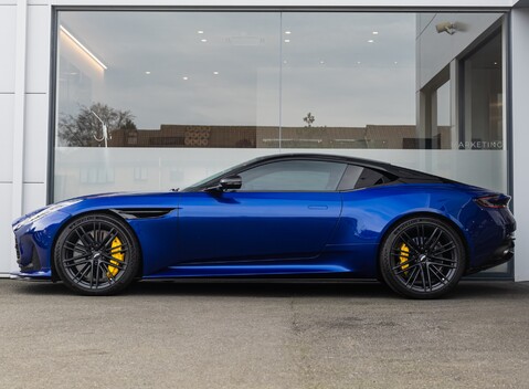 Aston Martin DB12 V8 3
