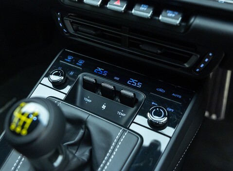 Porsche 911 GT3 TOURING (992) 23
