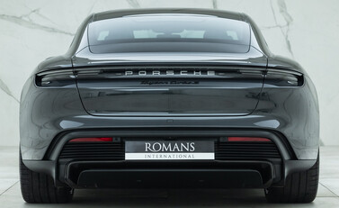 Porsche Taycan TURBO S 8