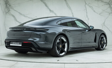 Porsche Taycan TURBO S 6