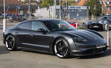 Porsche Taycan TURBO S 2