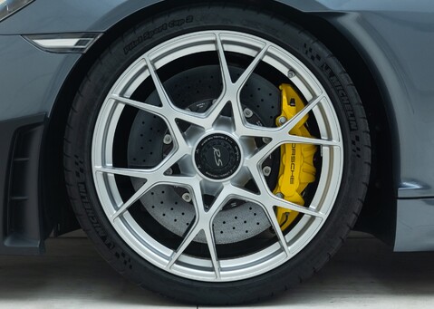 Porsche 718 SPYDER RS 