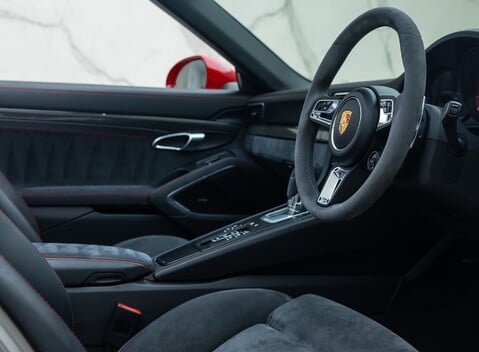 Porsche 911 Carrera GTS CABRIOLET (991.2) 16