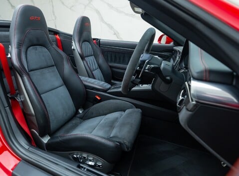 Porsche 911 Carrera GTS CABRIOLET (991.2) 17