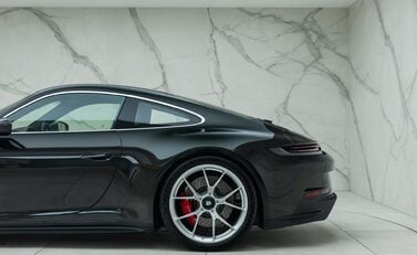 Porsche 911 GT3 TOURING (992) 37