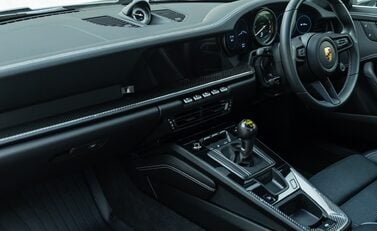 Porsche 911 GT3 TOURING (992) 18