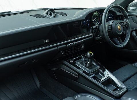 Porsche 911 GT3 TOURING (992) 18