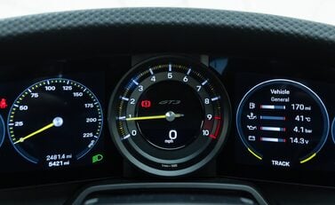 Porsche 911 GT3 TOURING (992) 19