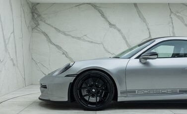 Porsche 911 GT3 TOURING (992) 39