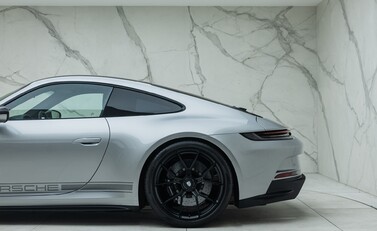 Porsche 911 GT3 TOURING (992) 40