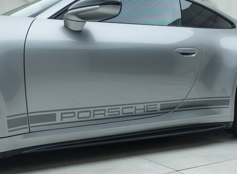 Porsche 911 GT3 TOURING (992) 36