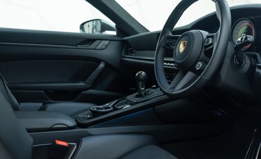 Porsche 911 GT3 TOURING (992) 13