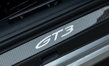 Porsche 911 GT3 TOURING (992) 26