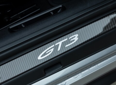 Porsche 911 GT3 TOURING (992) 26