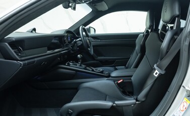 Porsche 911 GT3 TOURING (992) 16
