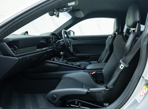Porsche 911 GT3 TOURING (992) 16