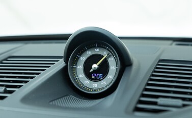 Porsche 911 GT3 TOURING (992) 19