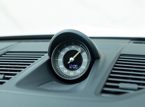 Porsche 911 GT3 TOURING (992) 19