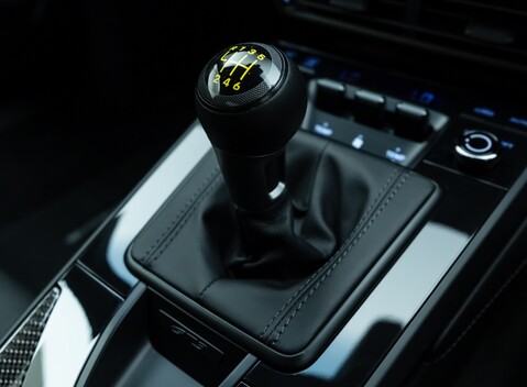 Porsche 911 GT3 TOURING (992) 22