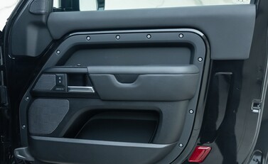 Land Rover Defender 90 V8 P525 24