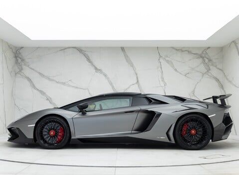 Lamborghini Aventador LP 750-4 SV Roadster 8