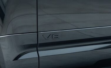 Land Rover Defender 110 V8 Bond Edition 38