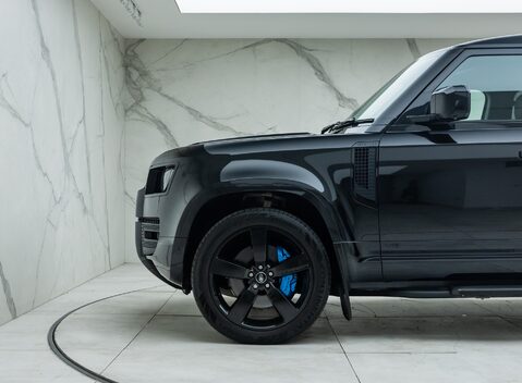 Land Rover Defender 110 V8 Bond Edition 42
