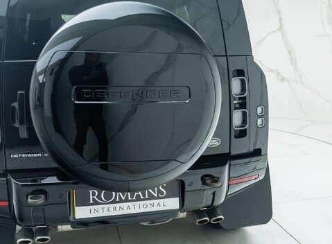 Land Rover Defender 110 V8 Bond Edition 37