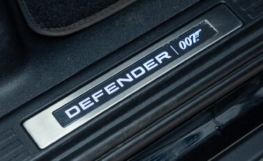 Land Rover Defender 110 V8 Bond Edition 30