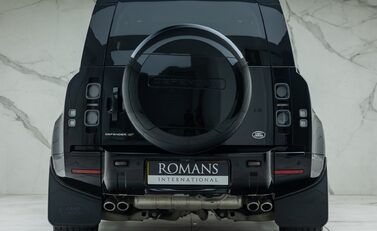 Land Rover Defender 110 V8 Bond Edition 8