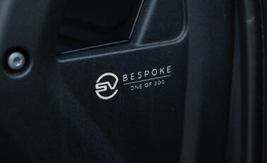 Land Rover Defender 110 V8 Bond Edition 29