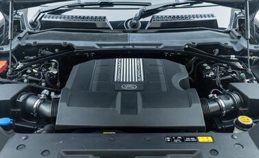 Land Rover Defender 110 V8 Bond Edition 44