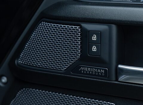 Land Rover Defender 110 V8 Bond Edition 33