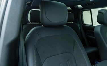 Land Rover Defender 110 V8 Bond Edition 15