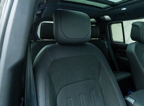 Land Rover Defender 110 V8 Bond Edition 15