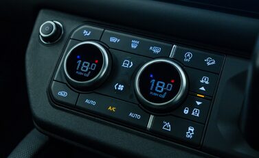 Land Rover Defender 110 V8 Bond Edition 27