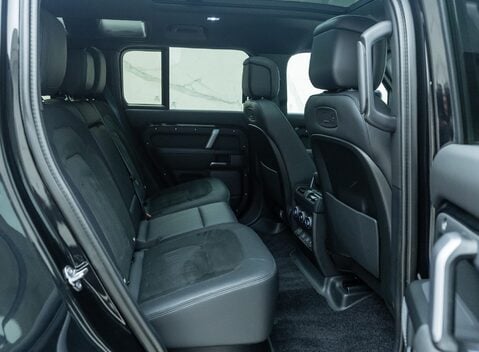 Land Rover Defender 110 V8 Bond Edition 18