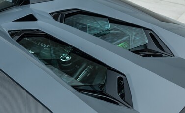 Lamborghini Aventador S LP 740-4 ROADSTER 38