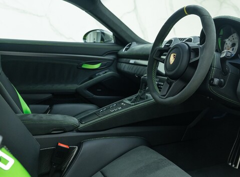 Porsche Cayman GT4 RS (718) 13