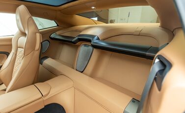 Aston Martin Vanquish V12 17