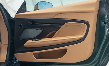 Aston Martin Vanquish V12 28