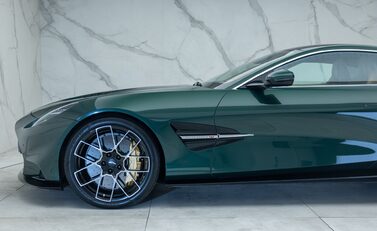 Aston Martin Vanquish V12 37