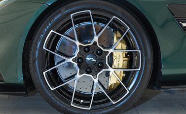 Aston Martin Vanquish V12 30