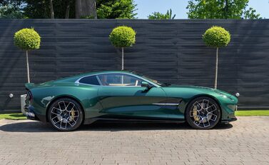 Aston Martin Vanquish V12 3