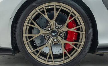 Aston Martin Vanquish V12 29