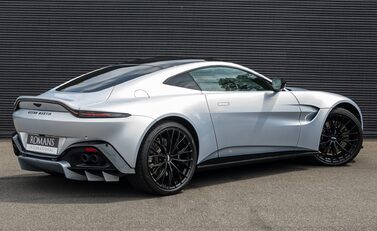 Aston Martin V8 Vantage 4