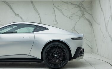 Aston Martin V8 Vantage 31