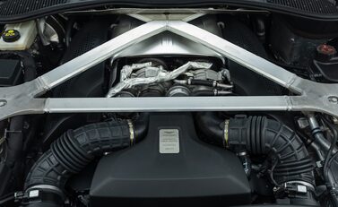 Aston Martin V8 Vantage 33